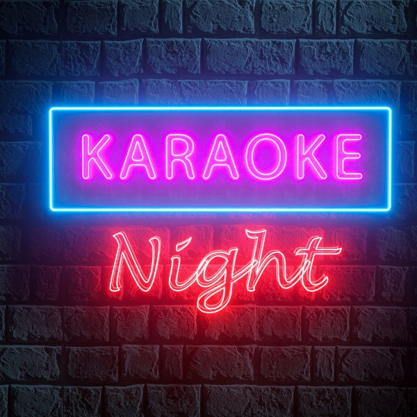 Eine Mauer mit dem Neon-Schriftzug "Karaoke Night" darauf. Ab 19:00 Uhr.