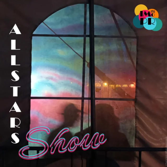 Am Donnerstag haben wir zum ersten Mal Impro Theater aif unserer Village Bühne und wir freuen uns sehr. Ab 19.30 Uhr geht es los.. Ih könnt natürlich wie gewohnt dabei Essen und Trinken und euch amüsieren lassen und neugierig etwas neues erleben.

Eine rasante Improtheater-Show mit Games, Comedy und jeder Menge Spaß! Freut euch auf eine Premiere und Dernière, einen Abend mit Szenen, Rollen und Geschichten, die es in dieser Zusammensetzung noch nie gab: nur für diese Show kommt ein Set erfahrener Impro-Spielender zusammen und verwandelt die Bühne des Village in die Bretter, die die Welt bedeuten. Alle kennen sich, schätzen sich, haben dennoch noch nie gemeinsam in dieser hochkarätigen Formation als Afterwork Impro Allstars gespielt. Wie kann das gehen? Improtheater ist Spiel im Moment und entsteht aus den Impulsen der Spielenden und der Interaktion mit dem Publikum. Es gibt dabei weder Texte noch auswendig gelernte Rollen - wie im klassischen Theater - alle Geschichten, Wendungen und Elemente werden ohne vorherige Absprachen gemeinsam erdacht und spontan entwickelt. Und das wie immer bei Afterwork Impro mit viel Stimmung, Komik und Spaß am Spiel! 

Reserviert euch gerne eine Tisch oder versucht es spontan.. wir sind gespannt und freuen uns schon riesig